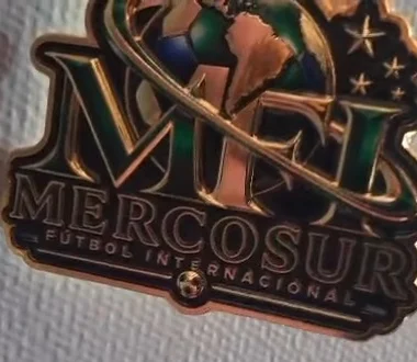 Mercosur Fútbol Internacional: Medalla zamak full color con relieve, esmalte y estrellas. «Nos pidieron algo especial».