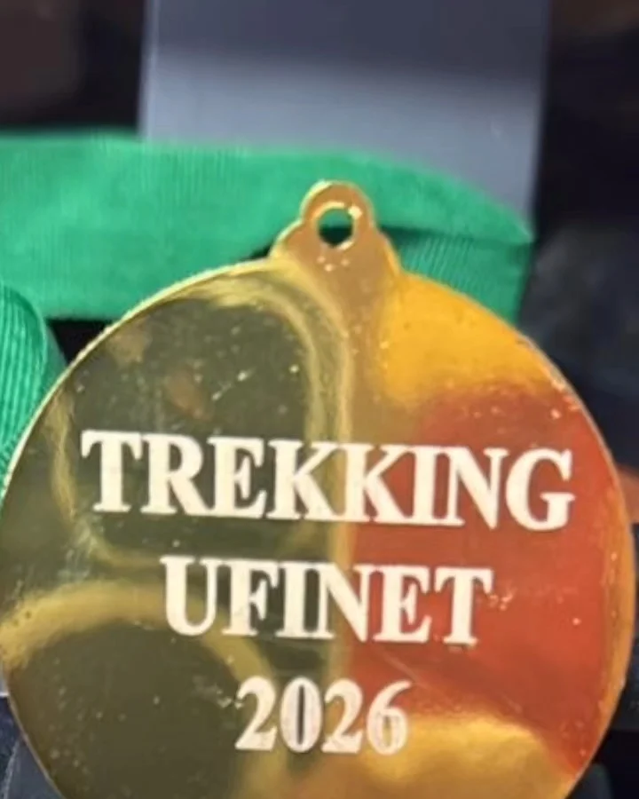 Trekking Ufinet 2026: Medalla dorada con el nombre del evento y el año grabados.