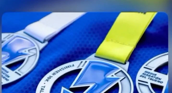 Medio Maratón del Trueno · Talca: Medallas zamak para la corrida de diciembre de 2026, con cinta personalizada.